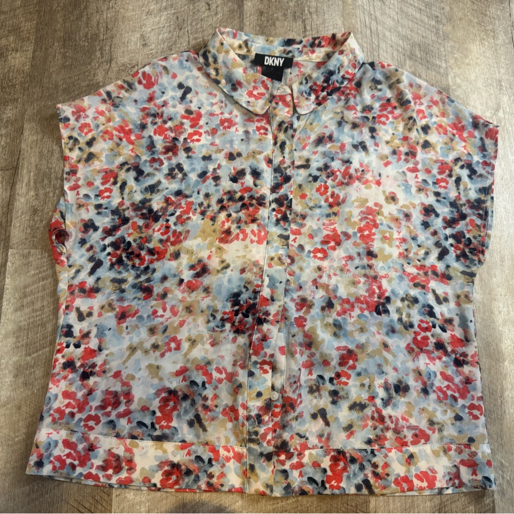 DKNY size MEDIUM cap sleeve button down blouse, collar, watercolor look print